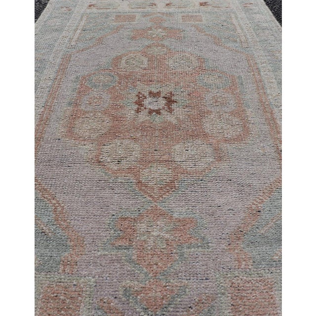 Vintage Turkish Oushak Rug with All-Over Sub-Geometric Medallion Design Keivan Woven Arts / rug EN-15908, country of...