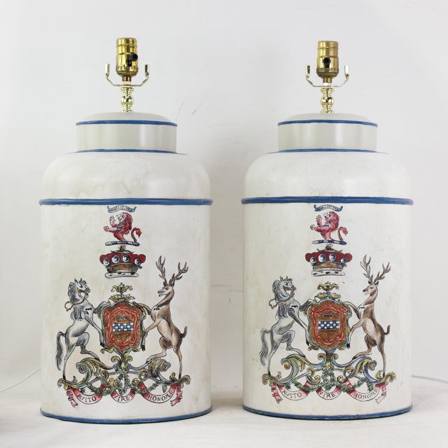 Pair Vintage White Hand Painted Tole Tea Caddy Lamps Heraldic Crest Motif Table Lamps For Sale - Image 12 of 12