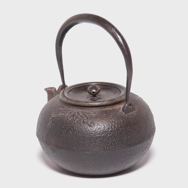Early 20th Century Japanese Meiji Iron Teapot With Chrysanthemum Blossoms For Sale - Image 5 of 9