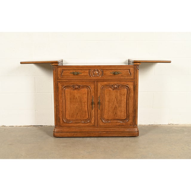 1970s Henredon French Provincial Louis XV Carved Walnut Flip Top Buffet Server or Bar Cabinet, Circa 1970s For Sale - Image 5 of 17