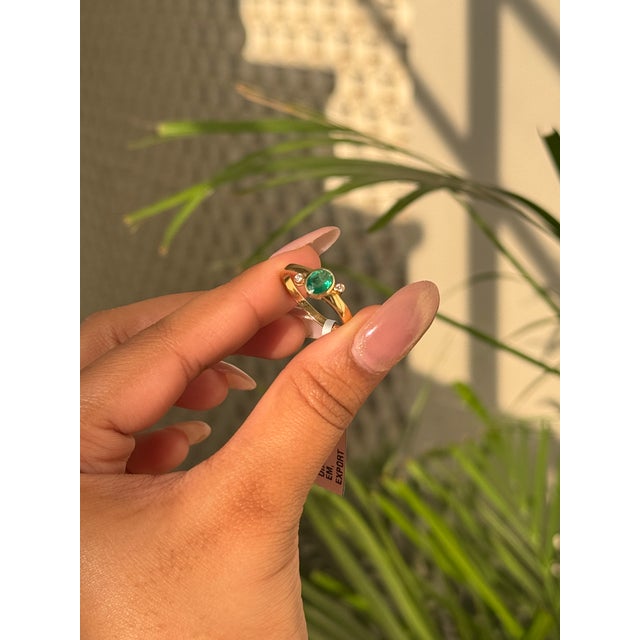 14k Yellow Gold Oval Natural Emerald & Diamond Bezel-Set Ring Size 8 for Women For Sale - Image 4 of 13