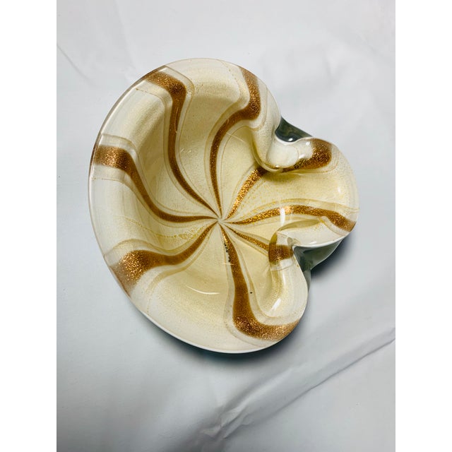 Mid-Century Modern 1950s Vintage Alfredo Barbini Italian Murano Cased Glass Dish With Gold and White Swirl For Sale - Image 3 of 9