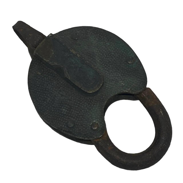 American Early 20th Century Yale Cast Iron Heart Shaped Switch Lock With Brass Key For Sale - Image 3 of 13