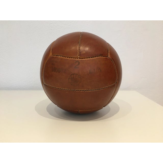 Vintage Leather 2 kg Medicine Ball, in Very Good conditions. Designed 1920 to 1949