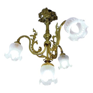 Antique French Art Nouveau Bronze 4-Light Chandelier with Frosted Glass Tulip Flower Shades and Acanthus Leaves, 1890s For Sale