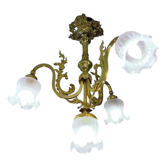 Antique French Art Nouveau Bronze 4-Light Chandelier with Frosted Glass Tulip Flower Shades and Acanthus Leaves, 1890s For Sale