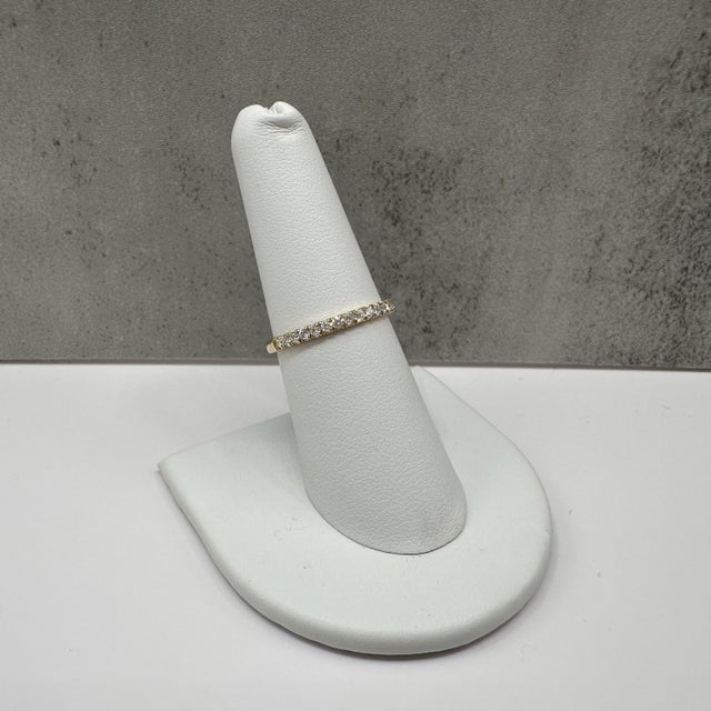 Contemporary Lab Grown Diamond Band 14kt Yellow Gold 0.35ctw Ef vs Size 7 New For Sale - Image 3 of 6