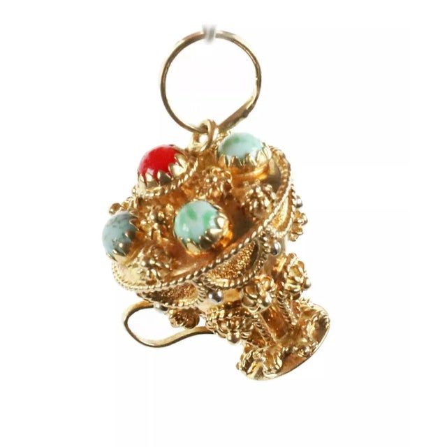 This lovely vintage pendant is crafted from 18k yellow gold with a fine polished finish. It features a champion prized cut...