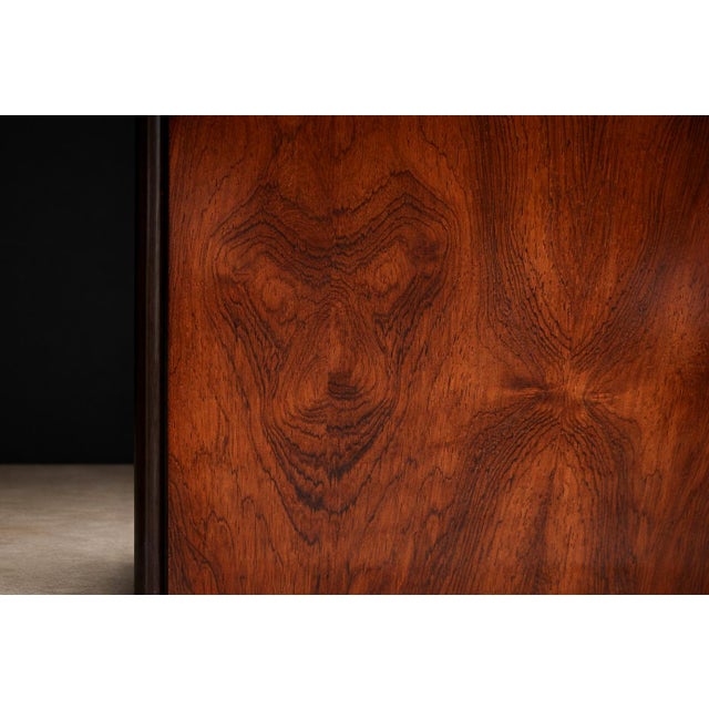 “Mf 710” Modular Bookshelf in Rosewood & Metal, Geraldo De Barros for Unilabor, Brazil, C. 1955 For Sale - Image 13 of 17
