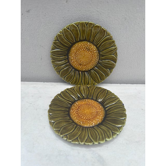 Small Majolica daisy plate circa 1900. 4.5 inches diameter.