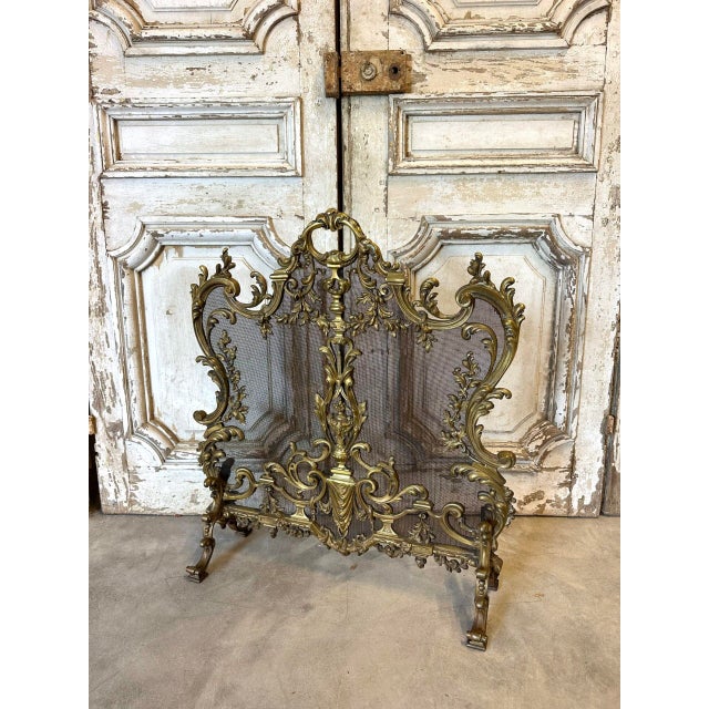Bronze fire screen dating from the 1900s. Remarkable bronze work reflecting the characteristics of the louis xv style...