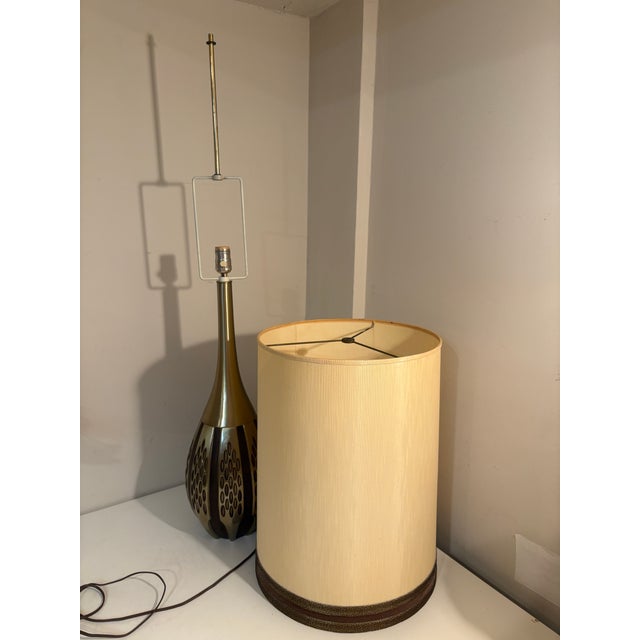 Mid-Century Modern Laurel Lamp Company H-786 Mid-Century Modern Brass Table Lamp, Cataloged 1965, Original Shade For Sale - Image 3 of 12