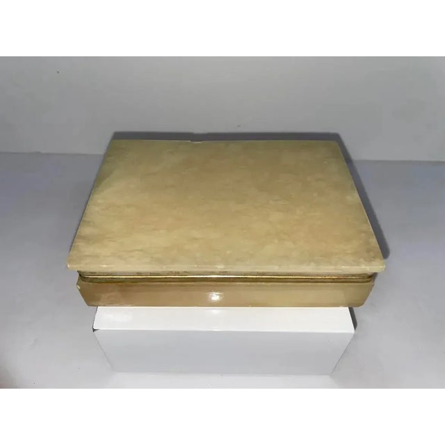 Cream Vintage Mid-Century Italian Onyx & 24k Gold-Plated Brass Box by g.s.e., Signed “Oro k.24” For Sale - Image 8 of 9