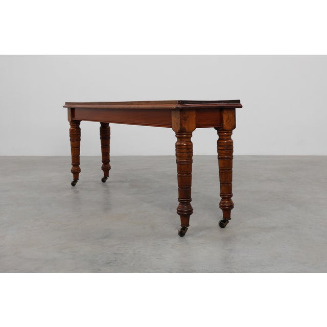 This large William IV console table, crafted in the United Kingdom around 1840, embodies the transitional elegance of a...