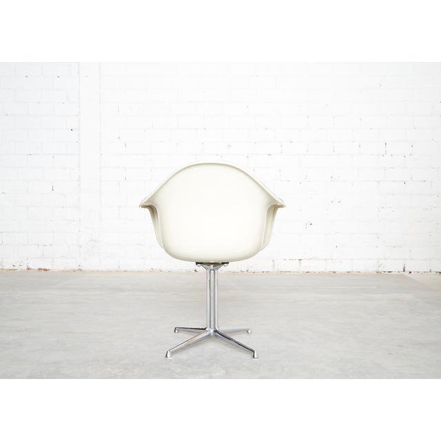 Manufacturer: Vitra Design: Charles & Ray Eames (1907-1978 / 1912-1988) Model: DAX Condition: Color: Off-White. with full...