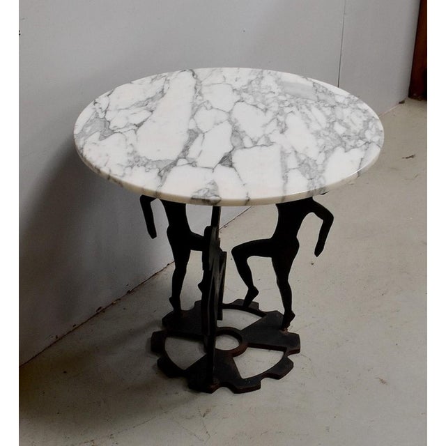 Small round top table, in carrare marble, characterized by its whiteness and its discreet gray venage. It is based on a...