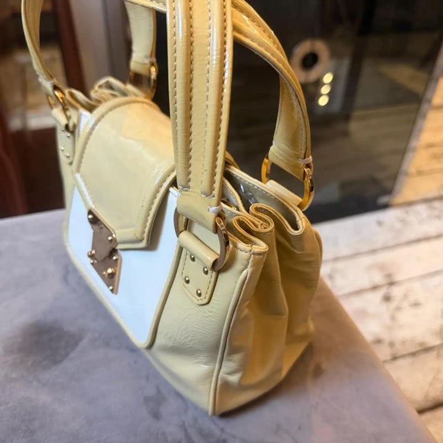 A Vintage Louis Vuitton Beige and White Leather Cruise Hand-Bag For Sale - Image 11 of 18