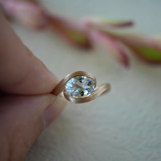 Metal Kai Eternal Wave Oval Aquamarine East-West Ring in 14k Yellow Gold, size 9 For Sale - Image 7 of 7