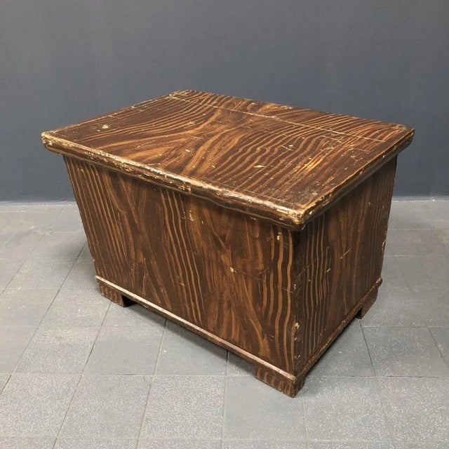This crate looks like a kind of brown zebra because of its cute motif. The box also has a very nice shape because of the...