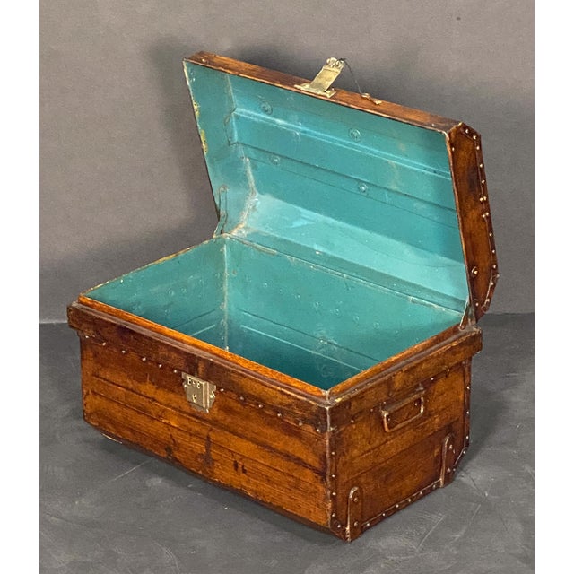 English Toleware Tin Trunk With Faux Wood Finish and Brass Accents For Sale In Austin - Image 6 of 15