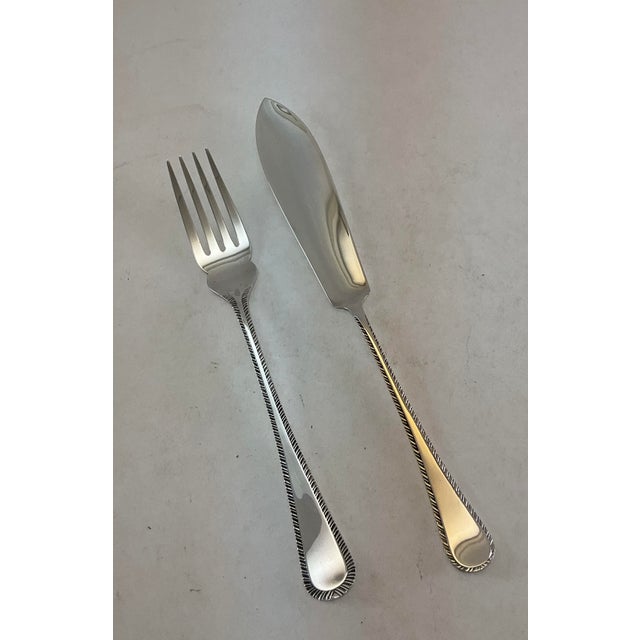 James Dixon & Sons 1980s Silver Plated 1 Pair Fish Eaters, Fish Fork & Fish Knife, Feather Edge. For Sale - Image 4 of 12