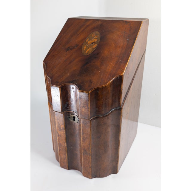 Traditional 18th Century English Georgian Mahogany Knife Box With Rose Inlay For Sale - Image 3 of 16