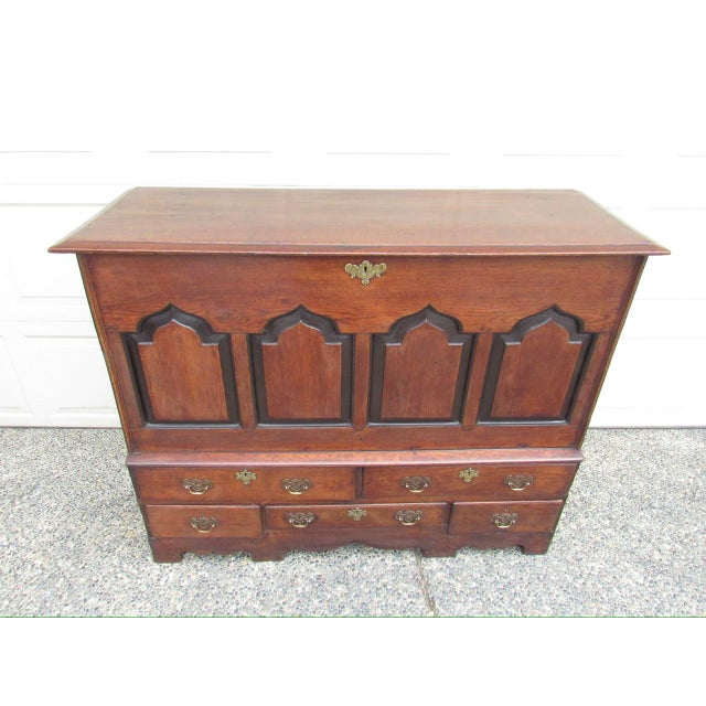 Antique English oak mule chest, c.1800 It has a molded rectangular top which opens up to a large storage area with a...