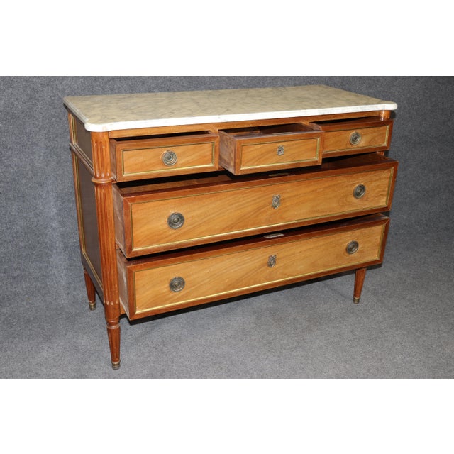 French Faded Mahogany Louis XVI Style Brass Trimmed Marble Top Commode c.1950 For Sale - Image 4 of 9