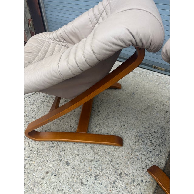 1990s 1990s Pair of Scandinavian Cantilevered Molded Teak Plywood Lounge Chairs For Sale - Image 5 of 10