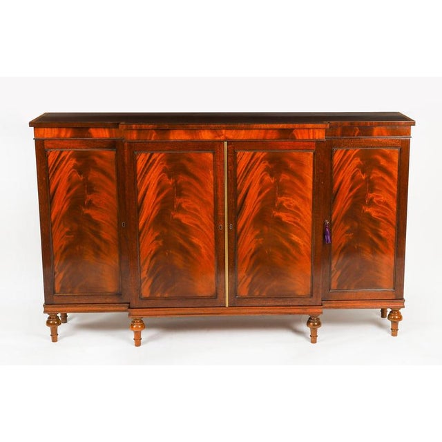 This is a fabulous Vintage Regency Revival breakfront sideboard by the master cabinet maker William Tillman, Circa 1980 in...