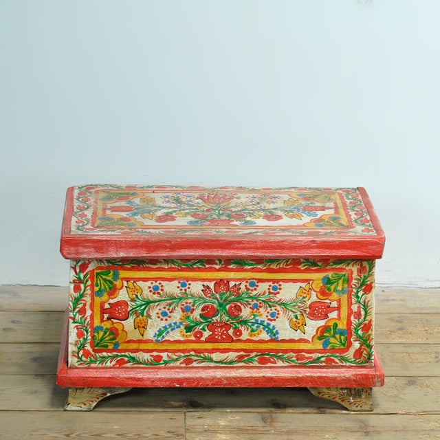 This folk art box from the 1930s is a particularly decorative object with an authentic, hand-painted appearance. The...