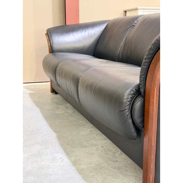 1990s Ekornes Stressless Manhattan Scandinavian Black Leather Three-Seat Sofa With Curved Wood Trim For Sale - Image 9 of 10