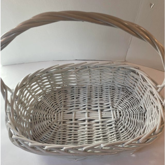 White Vintage White Wicker Basket With Fixed Handle For Sale - Image 8 of 10