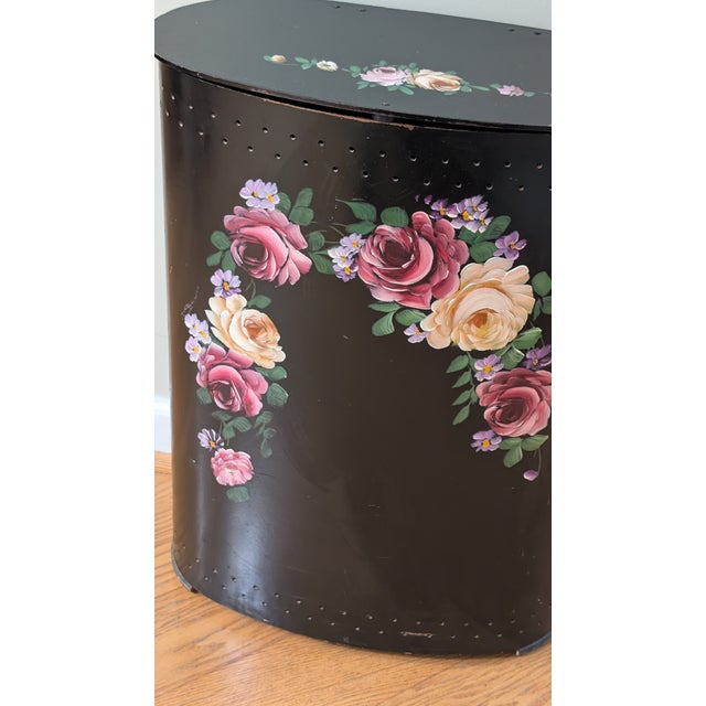 Wood 1950s Vintage Mid Century Modern Hand Painted Toleware Accent Hamper For Sale - Image 7 of 11