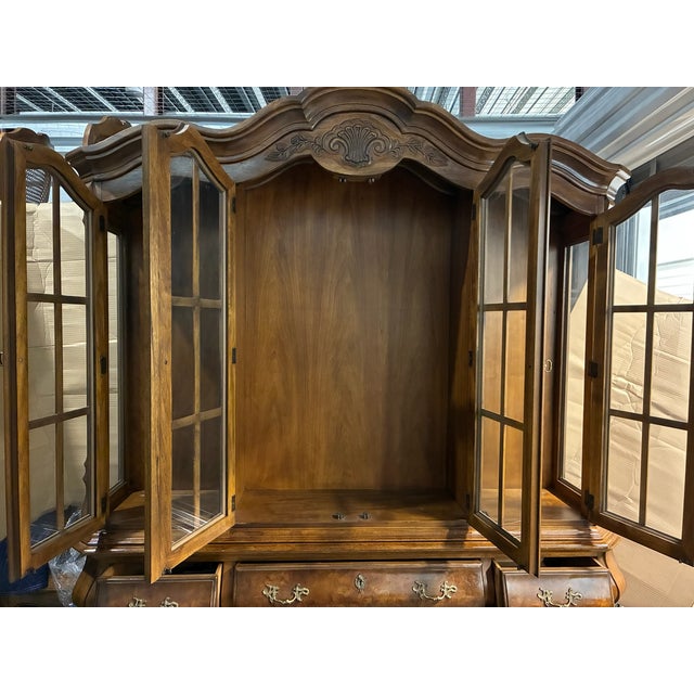 Late 20th Century Vintage Drexel Heritage Brittany Collection Louis XV Style Provincial China Hutch Display For Sale - Image 5 of 11