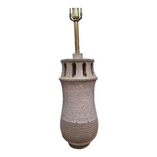 1960s Mid-Century Modern Ceramic Table Lamp W/ Arcade Detailing For Sale