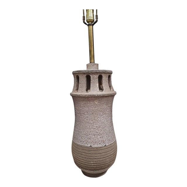 1960s Mid-Century Modern Ceramic Table Lamp W/ Arcade Detailing For Sale