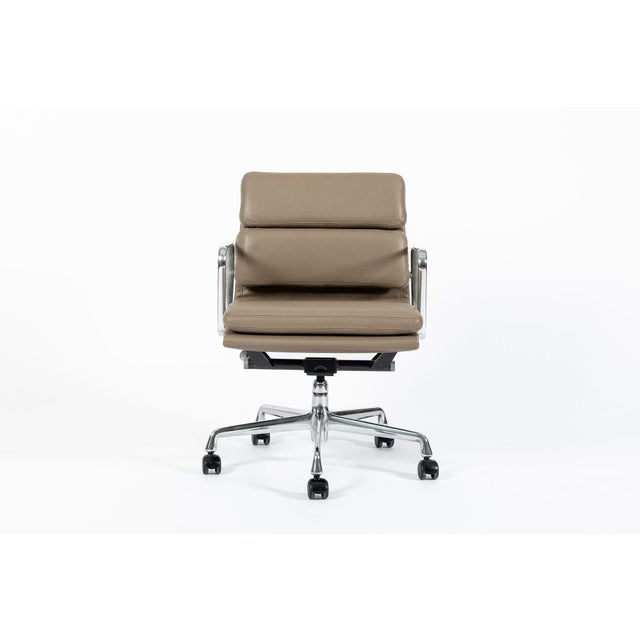 This authentic Eames for Herman Miller Soft Pad Management Height leather office chair from the Aluminum Group Collection...