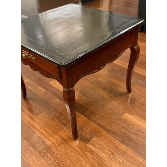 French Provincial Vintage Henredon French Provincial End Table – Refinished Two-Tone Wood & Black For Sale - Image 3 of 10