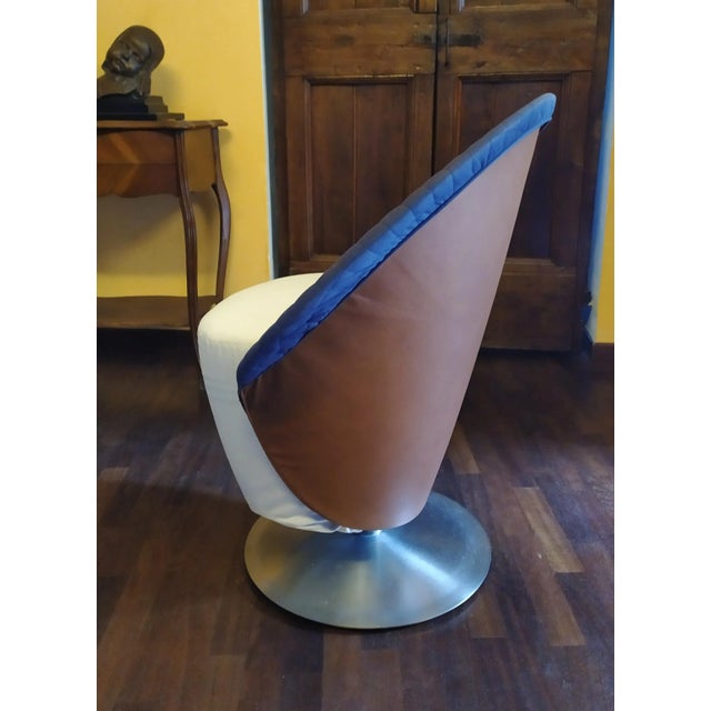 The creator and the designer of this swivel armchair are unknown.