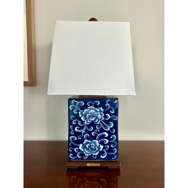 Ralph Lauren Ralph Lauren Blue & White Chinoiserie Porcelain Table Lamps, Pair – Peony Motif, Wood Bases & Classic Designer Elegance For Sale - Image 4 of 13