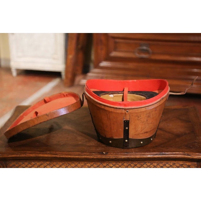 French Mid-19th Century French Oval Pigskin Leather Hat Box With Original Top Hat For Sale - Image 3 of 13