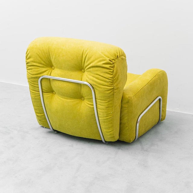 Green fabric armchair with tubular steel frame. Item in excellent condition. Note small signs of wear on the metal part,...