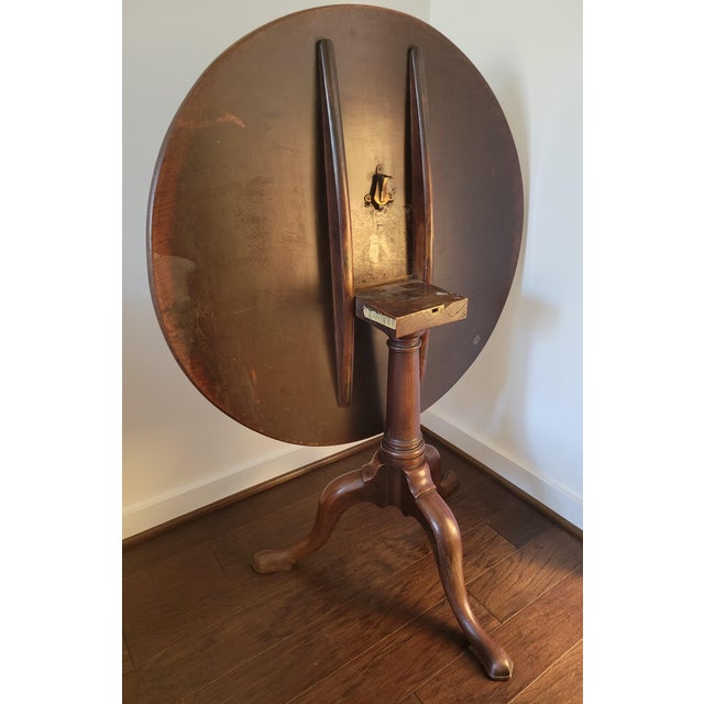 English 1770s English Georgian Tilt Top Round Pedestal Table For Sale - Image 3 of 16