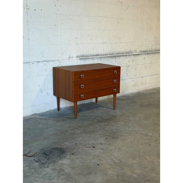 This clean-lined chest features three smooth-sliding drawers set on round tapered legs. A balance of utility and classic...