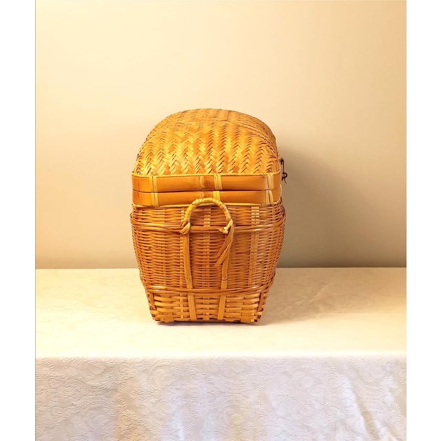 Decorative Anglo-Indian Inspired Style Bamboo Rattan Blanket Hamper | Large Chinoiserie Keepsake Chest | Vintage Lidded Storage For Sale In Savannah - Image 6 of 16