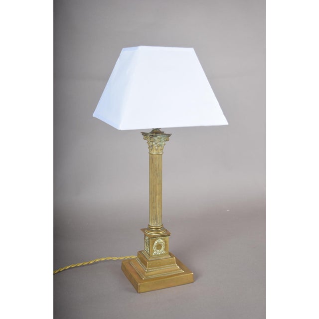 1920s Louis XVI Neoclassical Gilded Brass Fluted Column Table Lamp with Laurel Wreath Relief, Europe, 1930s For Sale - Image 5 of 13
