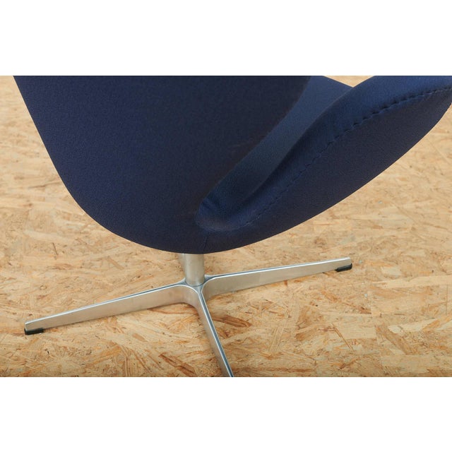 Swan Chair in Cast Aluminum Frame by Arne Jacobsen, 2001 For Sale - Image 9 of 15