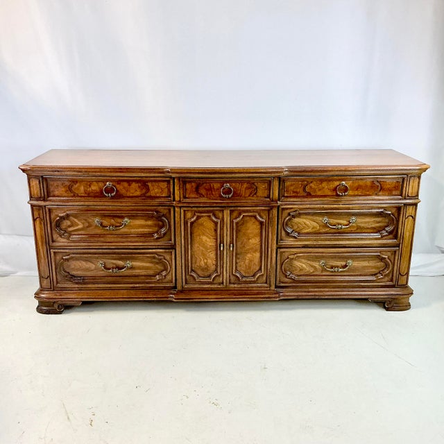 Traditional 1968 Mid-Century Traditional Thomasville 7-Drawer Plus Dresser With Burl Wood Accents For Sale - Image 3 of 15
