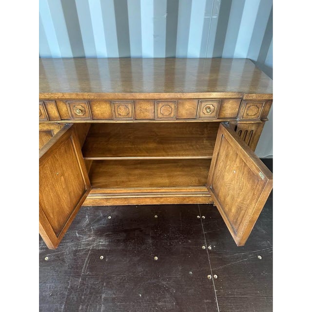 Brown William Doezema for Mastercraft Attributed Hollywood Regency Neoclassical Sideboard - Walnut and Burlwood 80" X 20" X 31" - Circa Early 1960s For Sale - Image 8 of 10
